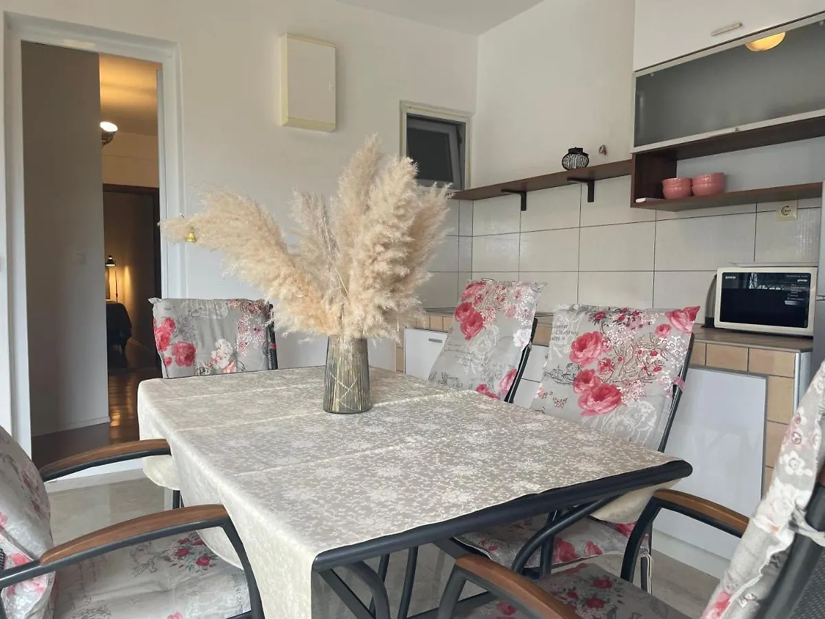 Apartments Iva Pakoštane 3*,